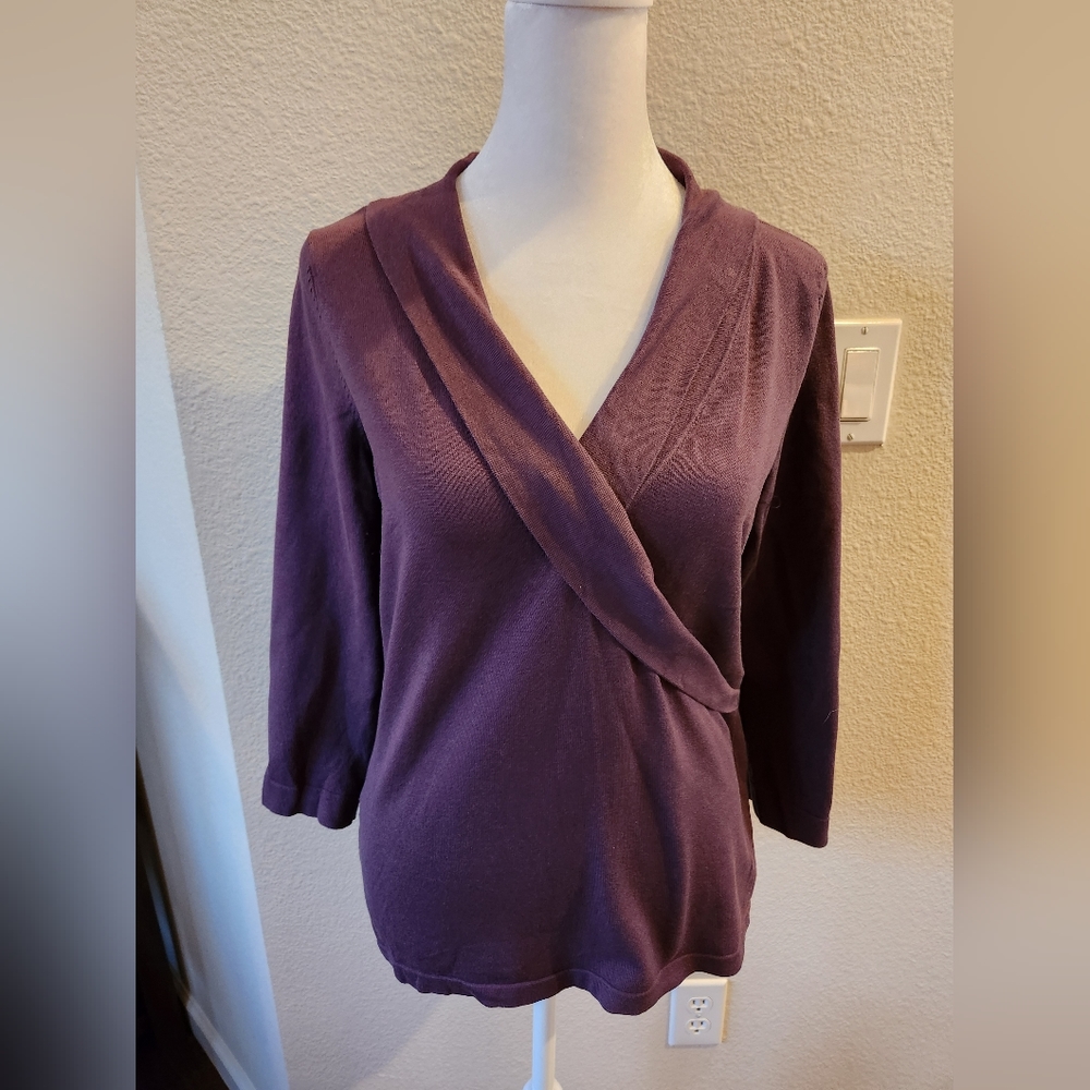 Ann Taylor 3/4 sleeve knit. Buttons on sleeve.